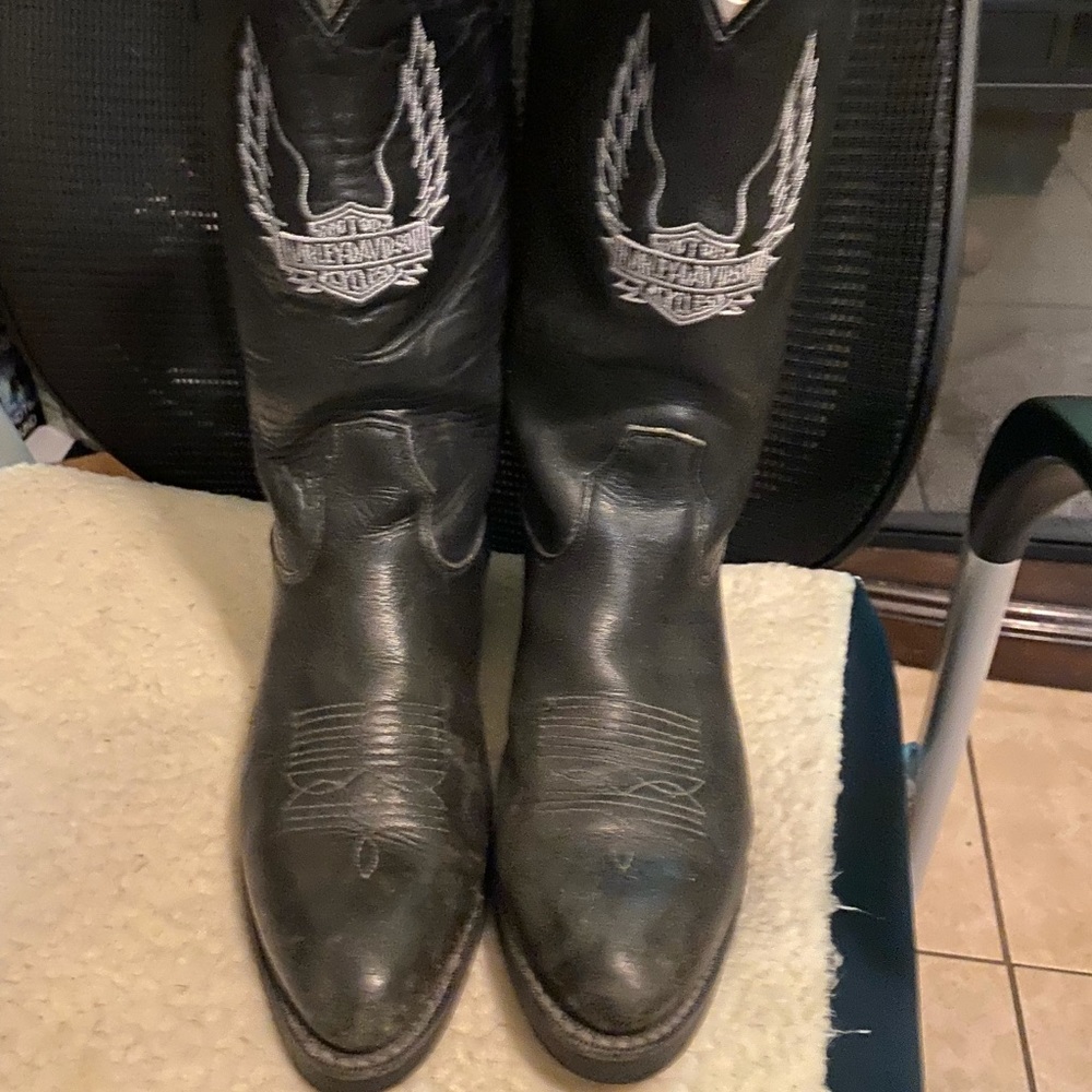 Free Shipping worn twice. Decided motorcycles are not for me lol. Great cond